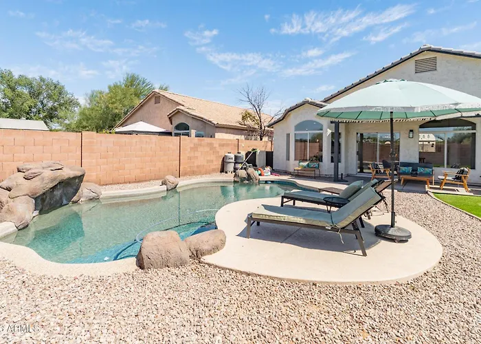 Heated Pool + Foosball: Modern Sanctuary Ferienhaus *